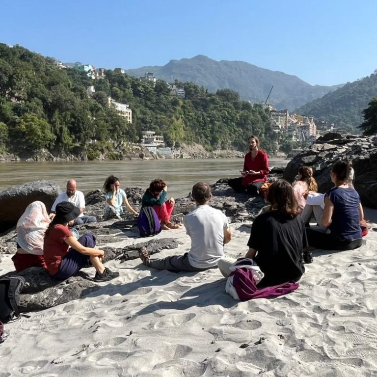 Photo de Pierre avec un groupe d'élèves à Rishikesh en octobre 2023